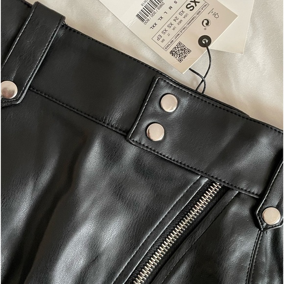 🏴‍☠️ Black leather mini skirt // ZARA size: XS // NEW WITH TAGS 🏷️ - Picture 4 of 7